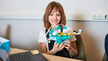 Съемка для детей 9-13 лет с робототехническими наборами АВРОРА Robotics